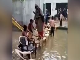 पानी से बचने के लिए सरकारी स्कूल की शिक्षिका ने दिखाई 'कलाकारी', Video Viral होने पर हुईं सस्पेंड पानी से बचने के लिए सरकारी स्कूल की शिक्षिका ने दिखाई 'कलाकारी', Video Viral होने पर हुईं सस्पेंड