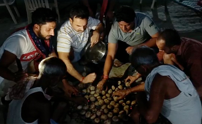 Watch: Actor Pankaj Tripathi Prepares Bihar Delicacy <i>Litti Chokha</i>