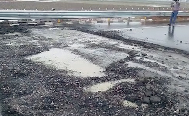 बुंदेलखंड एक्सप्रेस-वे जगह-जगह से धंसा, 5 दिन पहले ही पीएम मोदी ने किया था उद्घाटन