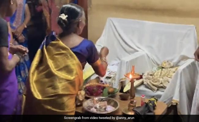 30 साल पहले ही हो गई थी दूल्हा-दुल्हन की मौत, अब घरवालों ने कराई शादी, देखें ‘अनोखी शादी’ का Video