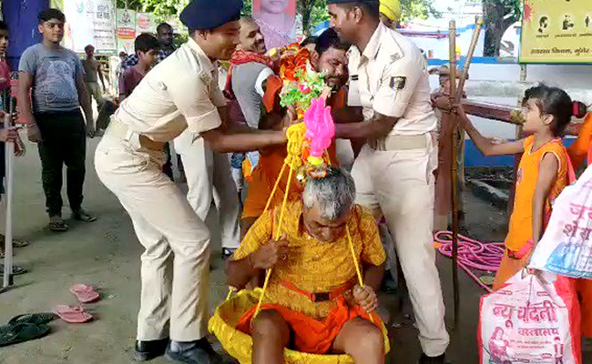 KANWAR YATRA : भक्ति के अनेक रूप, कहीं दण्डवत प्रणाम तो कहीं भोले भक्त बने श्रवण कुमार