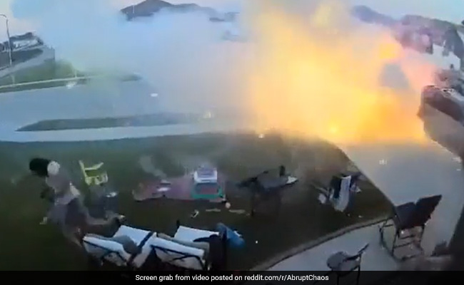 फैमिली पार्टी में आतिशबाज़ी कर रहे थे लोग, अचानक कार के पास हुआ विस्फोट, देखते-देखते लगी भयानक आग