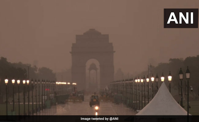Delhi's Maximum Temperature Settles At 35.7 Degrees; Rain Likely Tomorrow