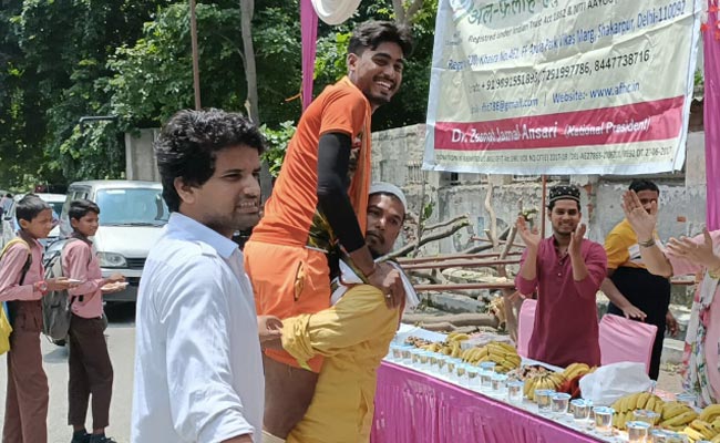 नोएडा में मुस्लिम समाज ने फूल मालाओं से किया कांवड़ियों का स्वागत, देखें VIDEO