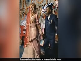 स्टेज पर दूल्हा-दुल्हन ने 90's के गाने पर किया ऐसा गजब डांस कि बारातियों की जमा दी महफिल, लोग बोले- TikTok वालों शर्म करो स्टेज पर दूल्हा-दुल्हन ने 90's के गाने पर किया ऐसा गजब डांस कि बारातियों की जमा दी महफिल, लोग बोले- TikTok वालों शर्म करो