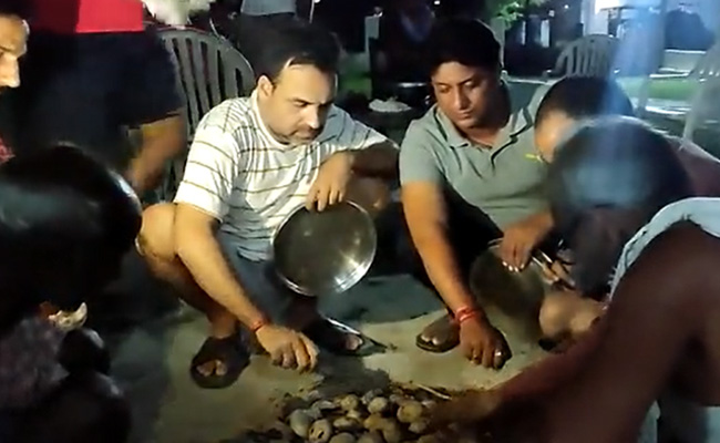 बिहार के अपने गांव में 'लिट्टी चोखा' बना रहे हैं पंकज त्रिपाठी, वीडियो देख लोगों ने कहा- सुकून