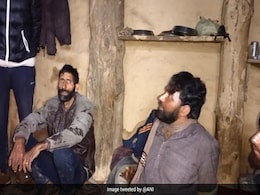 जम्मू के रियासी में ग्रामीणों ने लश्कर के दो आतंकियों को पकड़कर पुलिस को सौंपा जम्मू के रियासी में ग्रामीणों ने लश्कर के दो आतंकियों को पकड़कर पुलिस को सौंपा