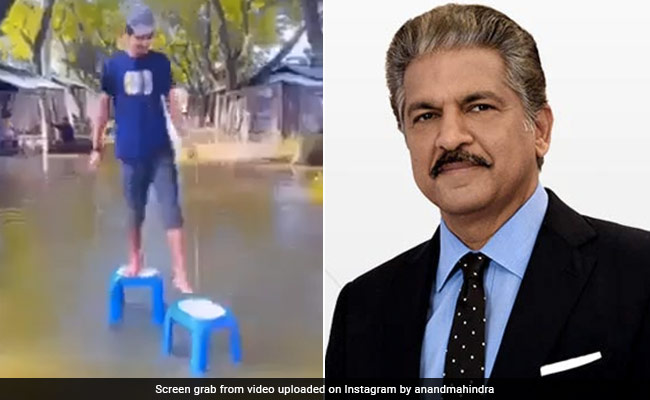 पानी से भरी सड़क पर चलने के लिए शख्स ने किया जुगाड़, Video देख आनंद महिंद्रा को याद आ गई ये कहावत