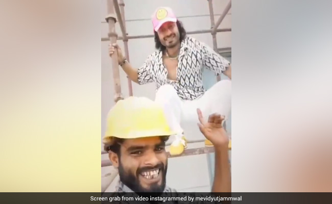Vidyut Jammwal Pulled Off This Stunt To Click A Selfie With A Construction Worker