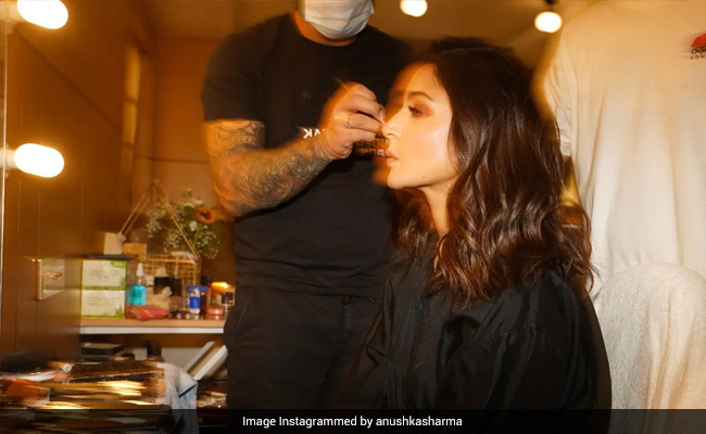 मेकअप करवाते हुए अनुष्का शर्मा ने शेयर कीं ग्लैमरस PHOTOS, फैन्स ने कहा- खूबसूरती की मिसाल हो आप 