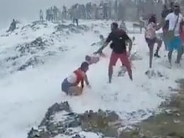 समुद्र किनारे खड़े होकर रील बना रही थी लड़की, अचानक आई खतरनाक लहर, फिर जो हुआ, देखकर डर जाएंगे आप समुद्र किनारे खड़े होकर रील बना रही थी लड़की, अचानक आई खतरनाक लहर, फिर जो हुआ, देखकर डर जाएंगे आप