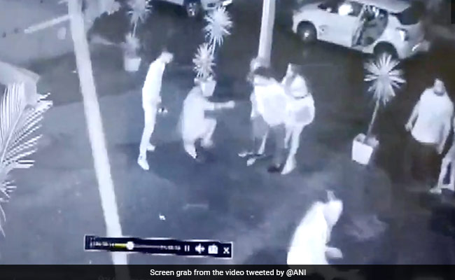 CCTV में कैद : क्लब के बाहर युवक ने चलाई गोली, लग गई दोस्त को, बाउंसर पर भी किया हमला