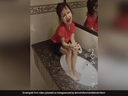 VIRAL: बच्ची ने वॉश बेसिन में बैठ ऐसा किया डांस की वीडियो देख हैरान रह गए लोग, बोले- कहां ये आया है ये टैलेंट... VIRAL: बच्ची ने वॉश बेसिन में बैठ ऐसा किया डांस की वीडियो देख हैरान रह गए लोग, बोले- कहां ये आया है ये टैलेंट...
