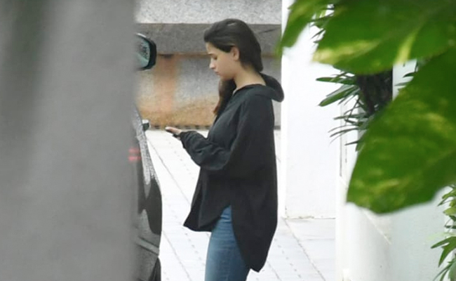 Keeping Up With Mom-To-Be Alia Bhatt. See Pics From Her Day Out