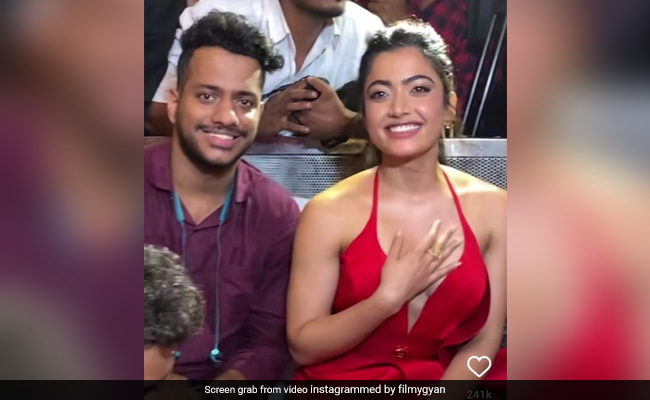 पुष्पा की श्रीवल्ली को देखते ही पैपराजी भी हो गए उनके फैन, फंक्शन भूल एक्ट्रेस साथ जमकर खिंचवाईं तस्वीरें