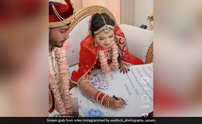 वरमाला के तुरंत बाद दुल्हन ने दूल्हे से साइन करवाया कॉन्ट्रेक्ट, पेपर पढ़ उतर गया दूल्हे और बारातियों का मुंह- VIDEO