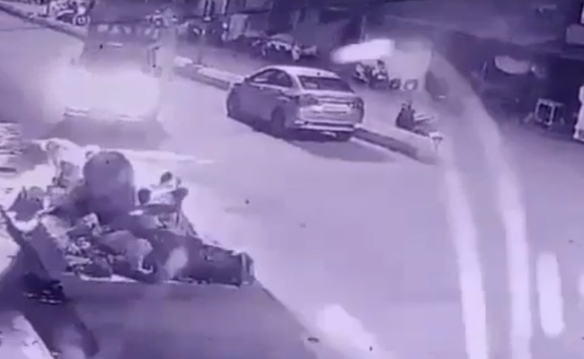 कर्नाटक में सड़क पर सो रहे लोगों को बेकाबू ट्रक ने कुचला, एक की मौत