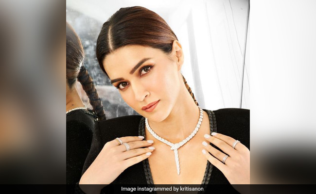 कृति सेनन की मां गीता हैं दिल्ली यूनिवर्सिटी में प्रोफेसर, वायरल वीडियो देख हैरान रह गए फैन्स बोले- कितनी खूबसूरत हैं मम्मी...