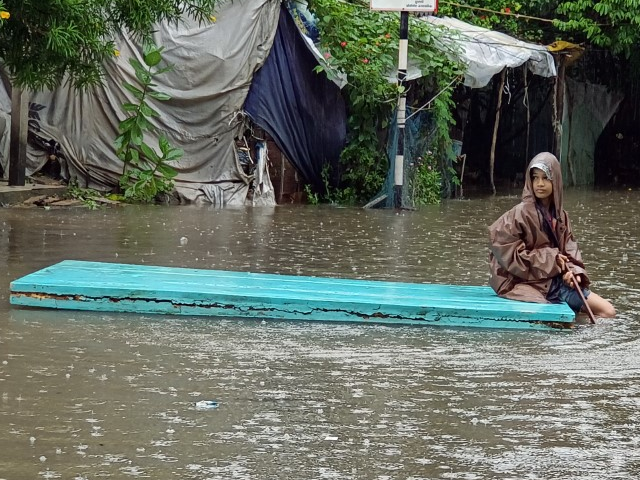 देखें : गुजरात में बाढ़ जैसे हालात से कोहराम