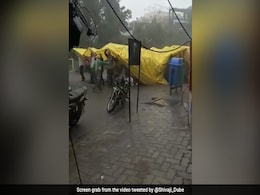 झमाझम बारिश में निकली बारात, घरवालों ने किया जुगाड़, तिरपाल लेकर चले बाराती, पानी में कूद-कूदकर किया डांस झमाझम बारिश में निकली बारात, घरवालों ने किया जुगाड़, तिरपाल लेकर चले बाराती, पानी में कूद-कूदकर किया डांस