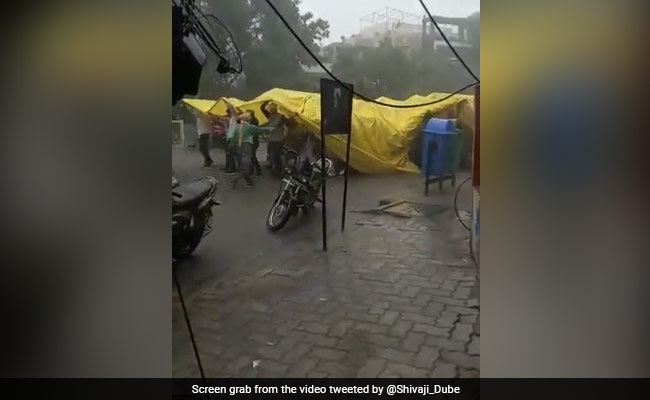 झमाझम बारिश में निकली बारात, घरवालों ने किया जुगाड़, तिरपाल लेकर चले बाराती, पानी में कूद-कूदकर किया डांस