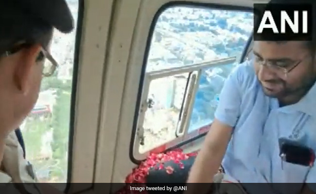 Video : मेरठ आईजी और डीएम ने कांवड़ियों पर हेलीकॉप्टर से बरसाए फूल, CM योगी ने किया हवाई निरीक्षण