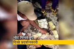 श्रीलंका के प्रदर्शनकारियों ने कहा है कि उन्हें राष्ट्रपति आवास में लाखों रुपये मिले : रिपोर्ट श्रीलंका के प्रदर्शनकारियों ने कहा है कि उन्हें राष्ट्रपति आवास में लाखों रुपये मिले : रिपोर्ट