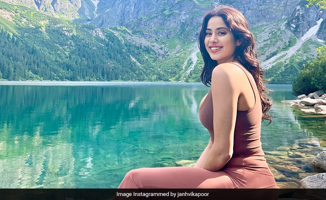 Janhvi Kapoor's "Good Day" Involves A Trek In The Woods With Friends