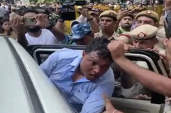 देखें : दिल्ली पुलिस ने कांग्रेस नेता से की हाथापाई, बाल पकड़कर खींचा देखें : दिल्ली पुलिस ने कांग्रेस नेता से की हाथापाई, बाल पकड़कर खींचा