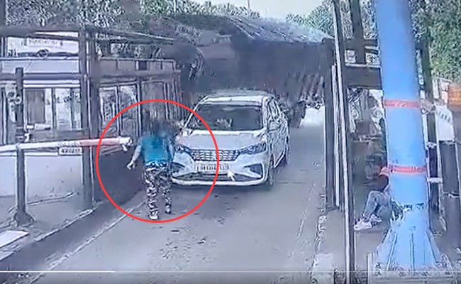 ट्रक ने टोल प्लाजा पर मारा ज़ोरदार धक्का, जान की परवाह किए बगैर लड़की ने बचाई शख्स की ज़िंदगी