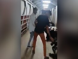 'ये दोस्ती हम नहीं तोड़ेंगे' गाते-गाते गाय को कर रहा था परेशान... फिर गाय ने किया कुछ ऐसा... 'ये दोस्ती हम नहीं तोड़ेंगे' गाते-गाते गाय को कर रहा था परेशान... फिर गाय ने किया कुछ ऐसा...