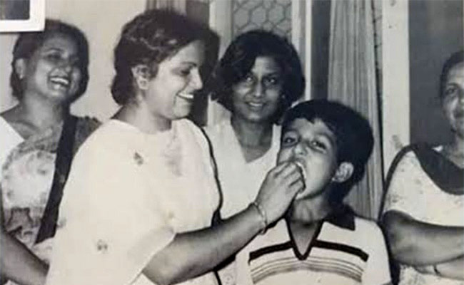 पर्दे पर खूंखार विलेन और रियल लाइफ में हीरो है मां के हाथ से केक खा रहा यह बच्चा, मां को पूजता है भगवान की तरह, आपने पहचाना?