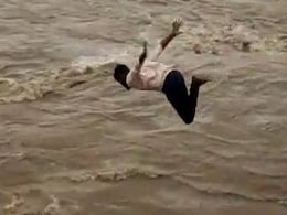 महाराष्ट्र: उफनती नदी में युवक ने लगाया गोता, फिर नहीं आया बाहर, तलाश जारी महाराष्ट्र: उफनती नदी में युवक ने लगाया गोता, फिर नहीं आया बाहर, तलाश जारी
