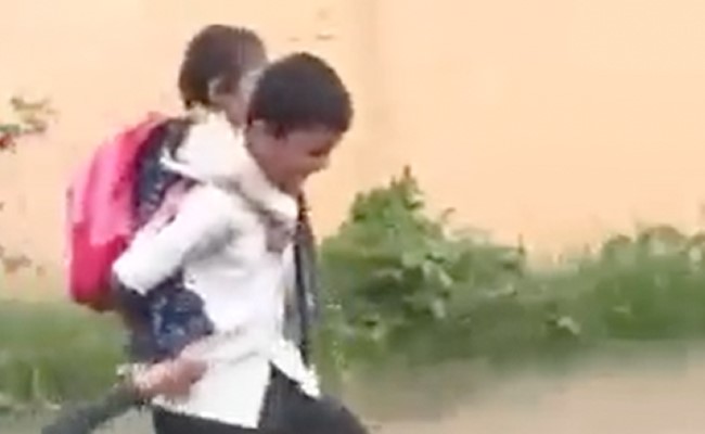 चारों तरफ था पानी, बहन को पीठ पर बैठाकर एक भाई ने दुनिया को 'रक्षाबंधन' का मतलब बताया