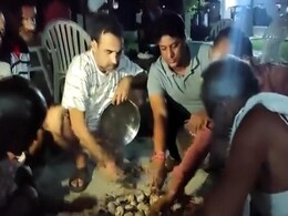 पंकज त्रिपाठी छुट्टियां मनाने पहुंचे गांव, परिवार के साथ लिट्टी-चोखा बनाते दिखे एक्टर पंकज त्रिपाठी छुट्टियां मनाने पहुंचे गांव, परिवार के साथ लिट्टी-चोखा बनाते दिखे एक्टर
