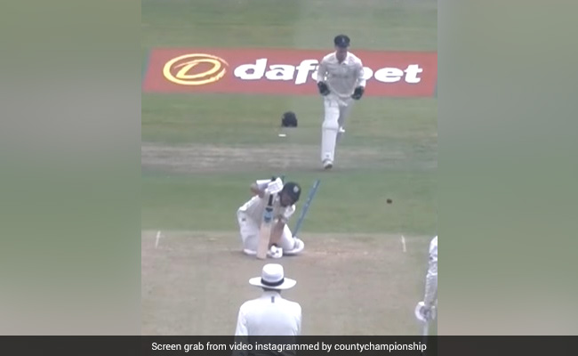 इंग्लिश गेंदबाज की अबूझ बॉल पर असहाय होकर पिच पर ही गिर पड़ा बल्लेबाज, ऐसे हो गया बोल्ड- Video