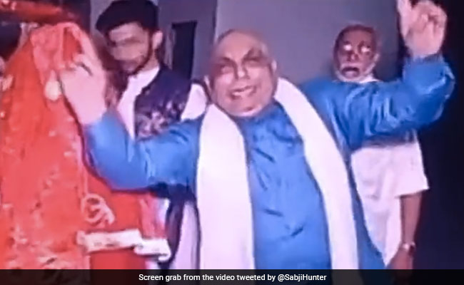 विदाई में बेटी को गले लगाकर पिता ने किया रोने का नाटक, जाते ही उछल-उछलकर करने लगा डांस