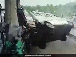 कैमरे में कैद : कर्नाटक में टोल बूथ पर तेज़ रफ़्तार एम्बुलेंस हुई हादसे का शिकार, 4 की मौत कैमरे में कैद : कर्नाटक में टोल बूथ पर तेज़ रफ़्तार एम्बुलेंस हुई हादसे का शिकार, 4 की मौत