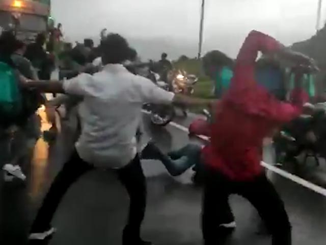 Viral: Bikers Perform '<i>Nagin</i>' Dance To Truck's Horn