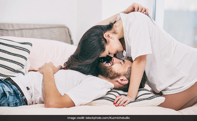 International Kissing Day 2022: अपने पार्टनर को आप इन 8 तरीकों से कर सकते हैं Kiss, जानिए हर किस का मतलब