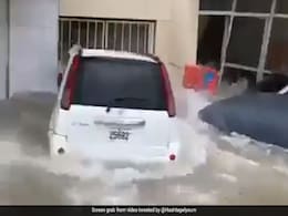 Viral Video : UAE में भारी बारिश, बाढ़ में डूबीं लग्ज़री गाड़ियां Viral Video : UAE में भारी बारिश, बाढ़ में डूबीं लग्ज़री गाड़ियां