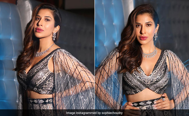 Sophie Choudry's Sequinned <i>Lehenga</i> Is The Party Starter At Any Wedding Celebration