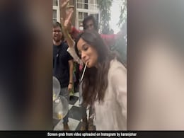 'रॉकी और रानी की प्रेम कहानी' के रैप अप पर आलिया ने पति रणबीर के गाने पर किया डांस, रणवीर सिंह ने बजाई तालियां- VIDEO 'रॉकी और रानी की प्रेम कहानी' के रैप अप पर आलिया ने पति रणबीर के गाने पर किया डांस, रणवीर सिंह ने बजाई तालियां- VIDEO