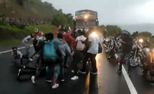 ट्रक से जैसे ही बजने लगी 'नागिन गाने की धुन', उसे रुकवा कर, सड़क पर लोट-लोट कर नाचने लगे लोग