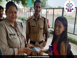 पुलिस की मदद से वापस मिला लड़की का ₹65,000 का आईफोन, लोग कर रहे हैं सलाम पुलिस की मदद से वापस मिला लड़की का ₹65,000 का आईफोन, लोग कर रहे हैं सलाम
