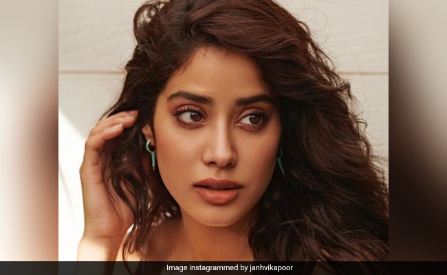 जान्हवी कपूर ने मल्टी कलर ड्रेस में करवाया ग्लैमरस फोटोशूट, सोशल मीडिया पर PHOTOS हुईं वायरल 