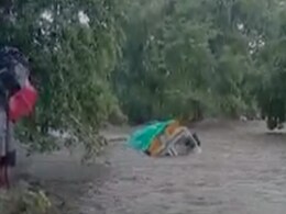 छत्तीसगढ़ : बाढ़ के पानी में बहा PDS के चावल से भरा ट्रक, चालक ने समय रहते बचाई जान छत्तीसगढ़ : बाढ़ के पानी में बहा PDS के चावल से भरा ट्रक, चालक ने समय रहते बचाई जान