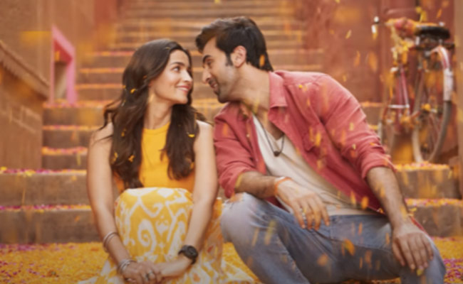 <i>Brahmastra</i> Song <i>Kesariya</i>: Alia Bhatt And Ranbir Kapoor's Love Anthem Is A Treat To The Ears