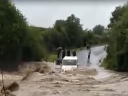 VIDEO: उज्जैन जिले में भारी बारिश के बीच पुलिया से जीप बही, बाल-बाल बचे यात्री VIDEO: उज्जैन जिले में भारी बारिश के बीच पुलिया से जीप बही, बाल-बाल बचे यात्री