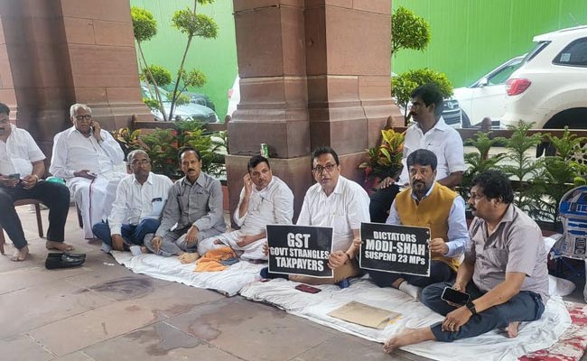 50 घंटे के धरने पर डटे हैं विपक्षी सांसद, AAP नेता संजय सिंह ने मोदी-शाह को लेकर गाया ये फेमस गाना